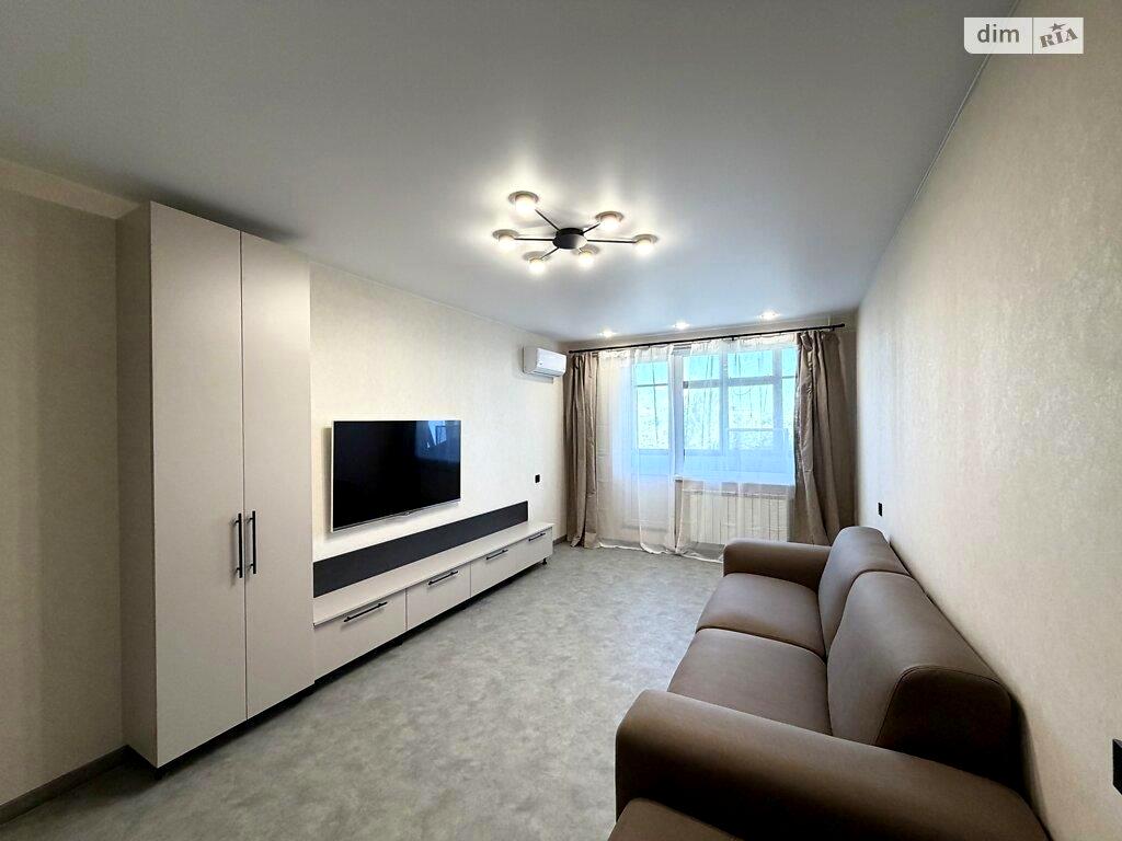 1869810138635699