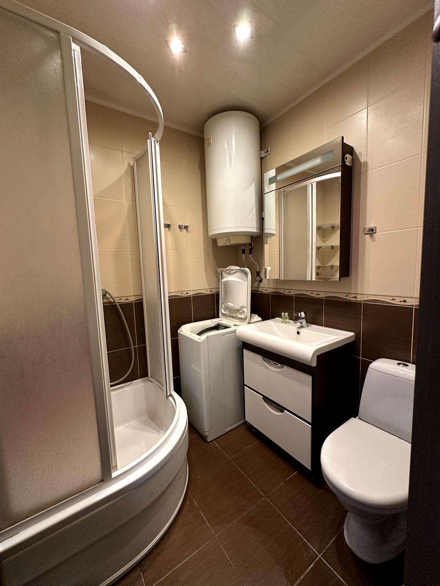 1869875835875216