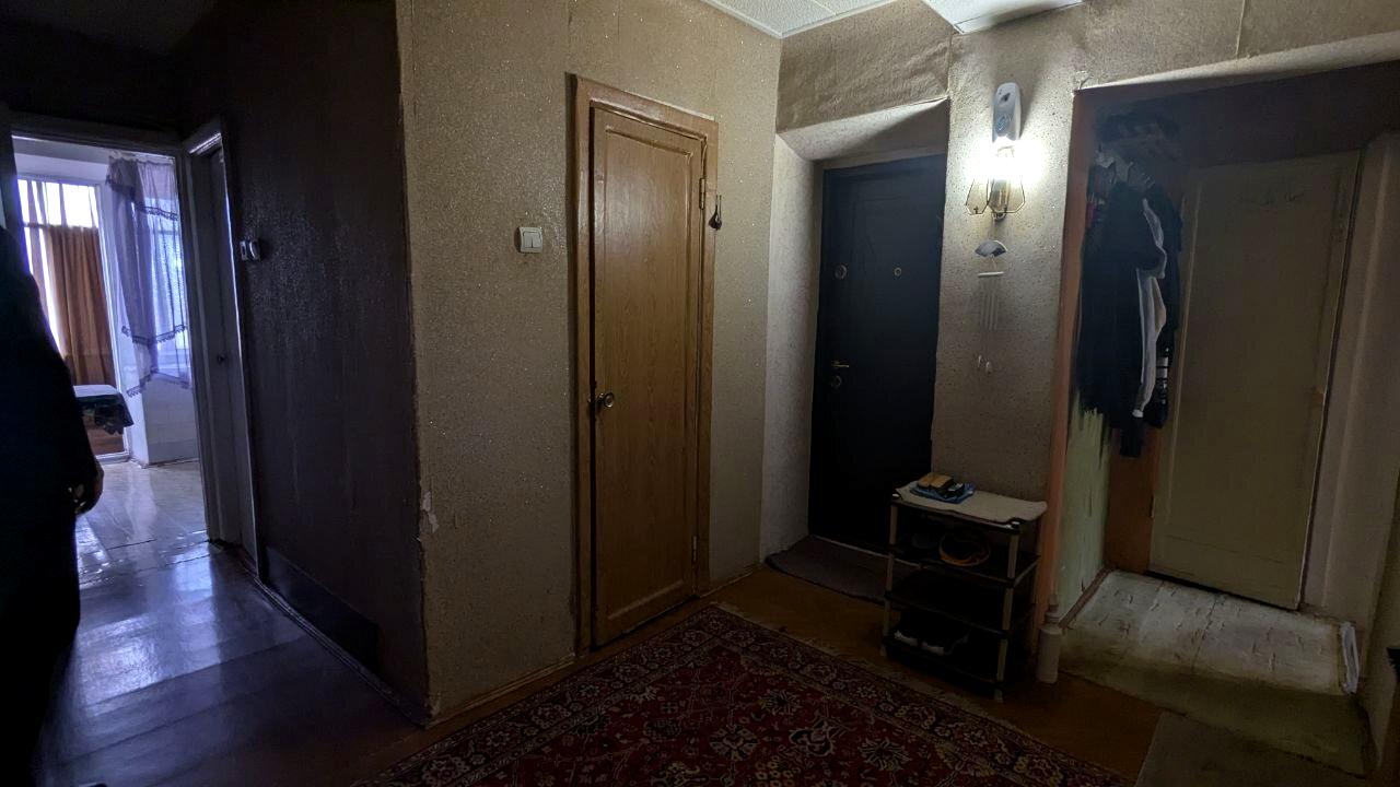 1869949038811355