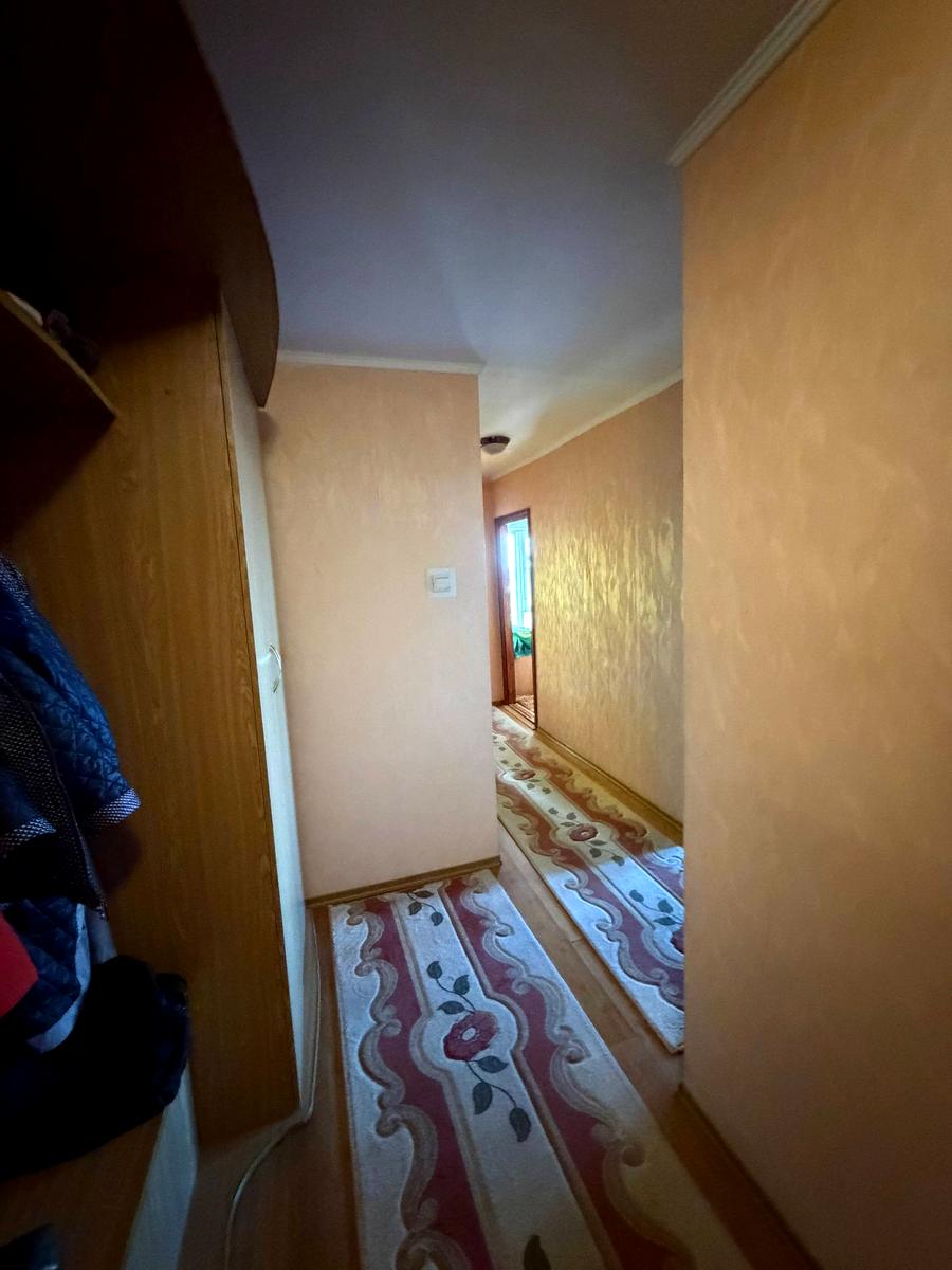 1869949076923758
