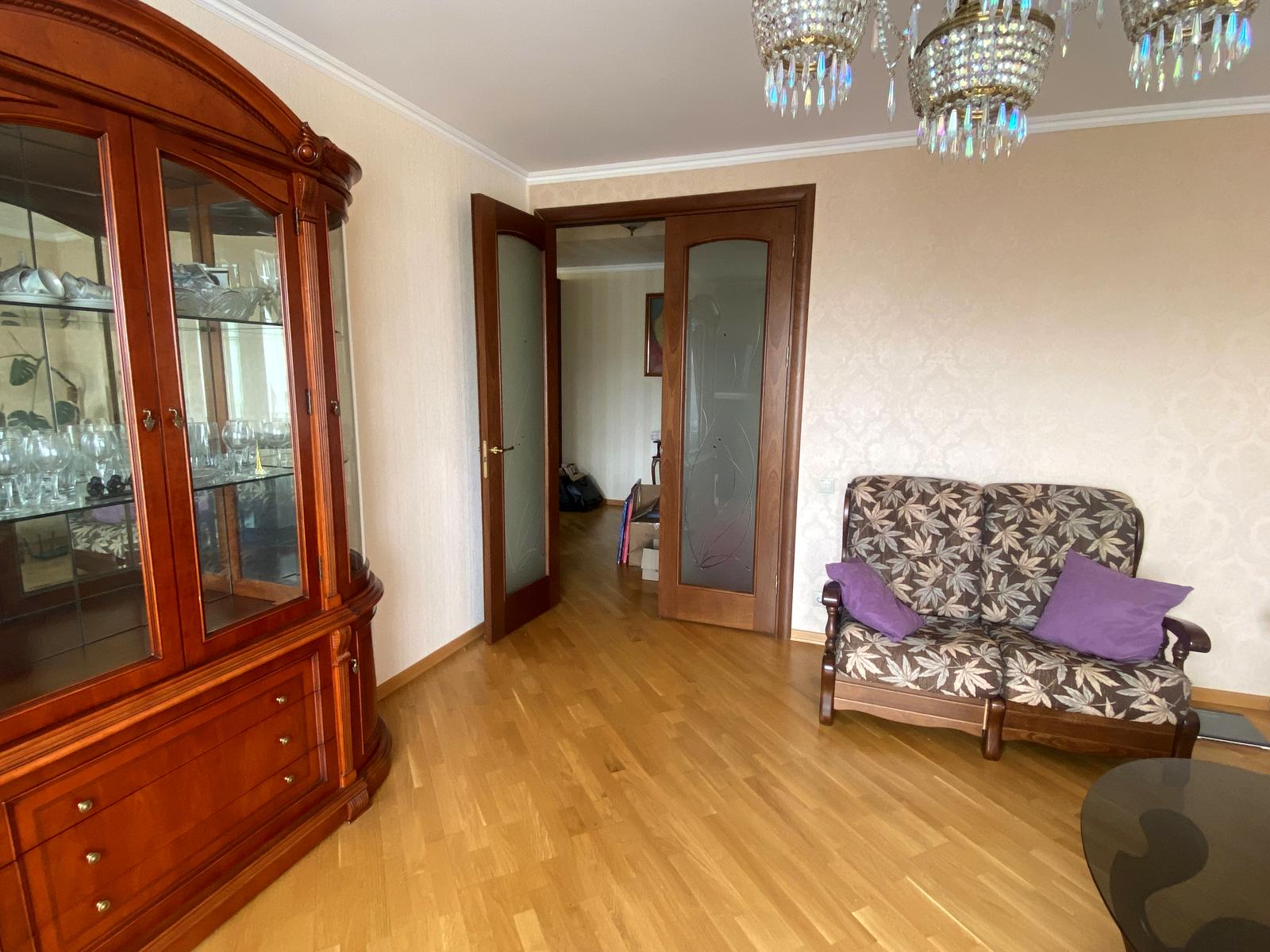 1869956745096302