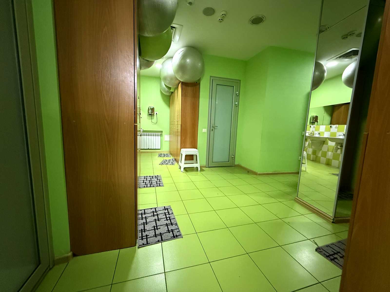 1869963237869472