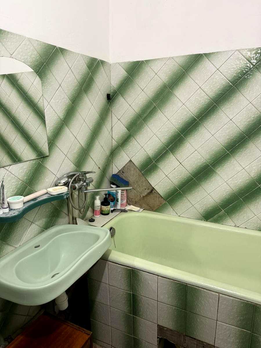 1869968452372827