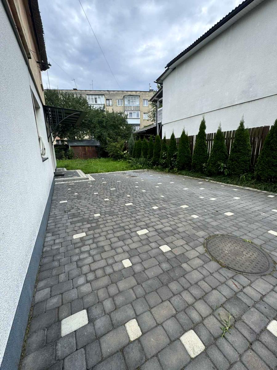 1869972952108677