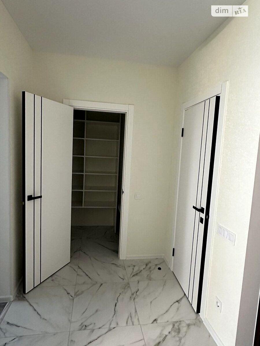 1870034763808355