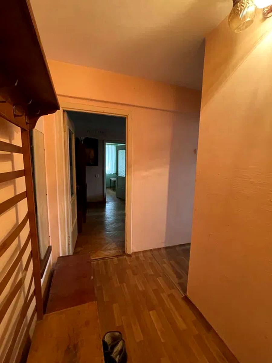 1870046585864936
