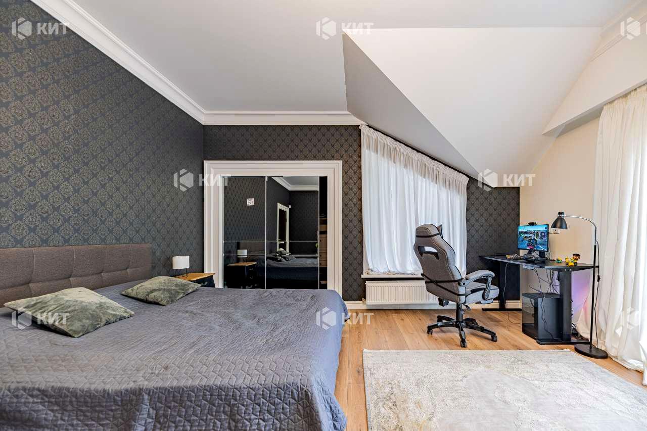 1870049824325428