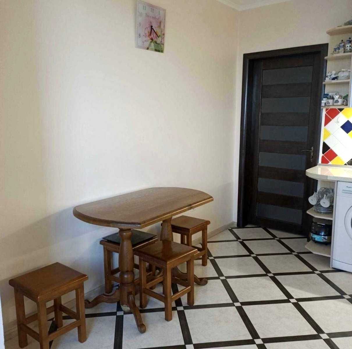 1870156388300519