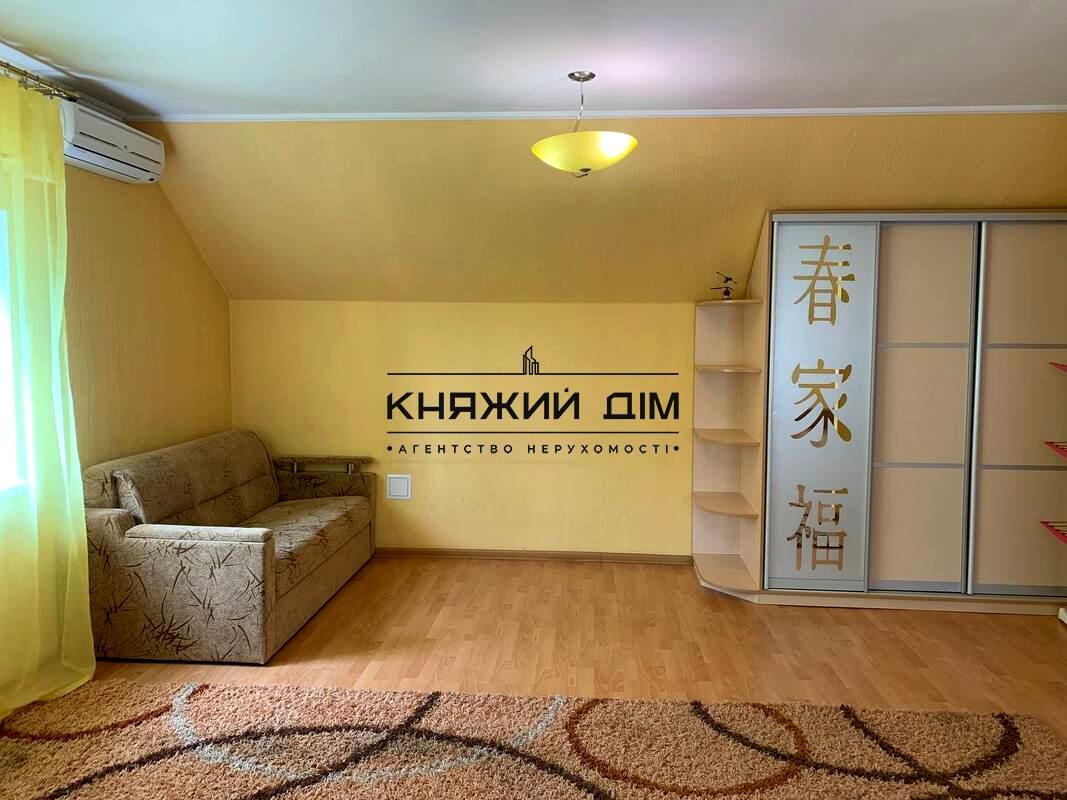 1870246843617617