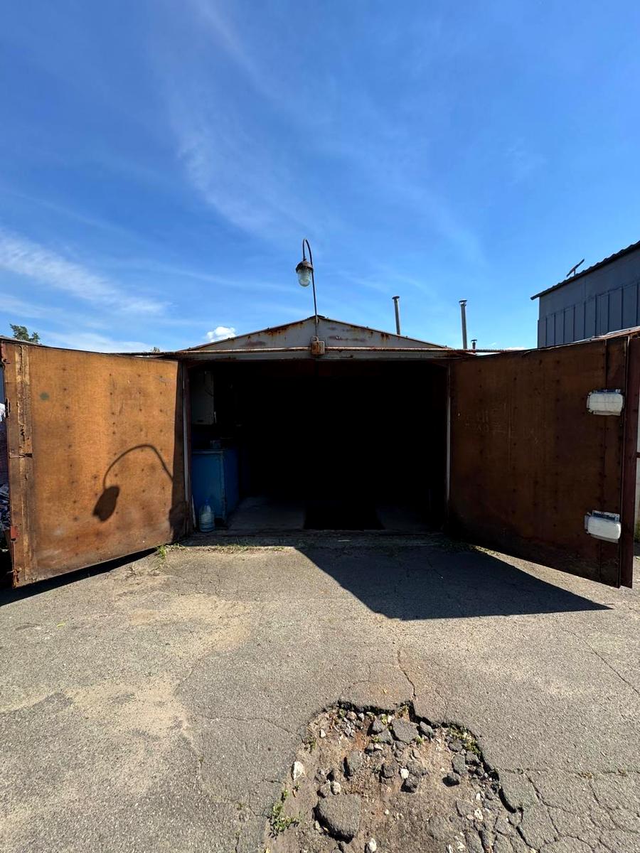 1870269555200233
