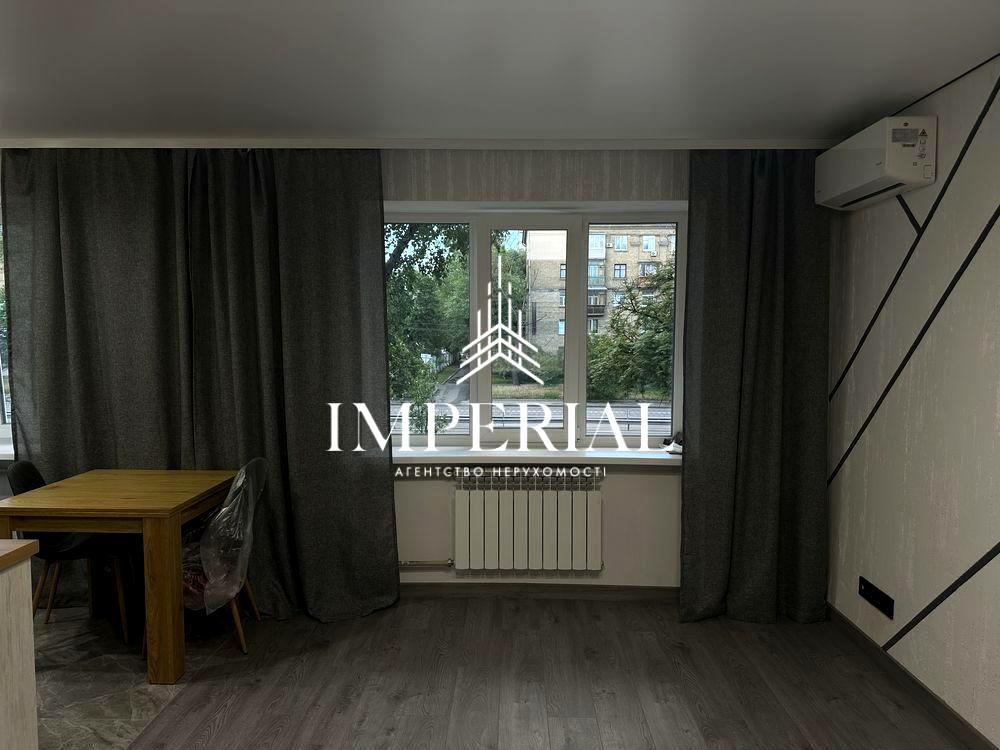 1870326446353329
