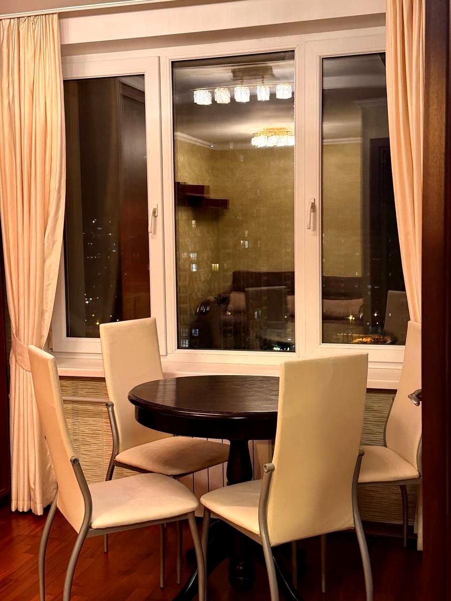 1870338612802647
