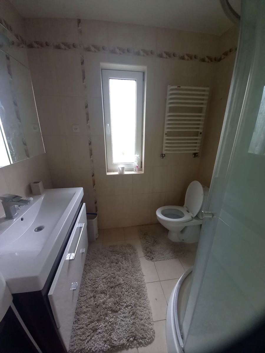 1870432065636477