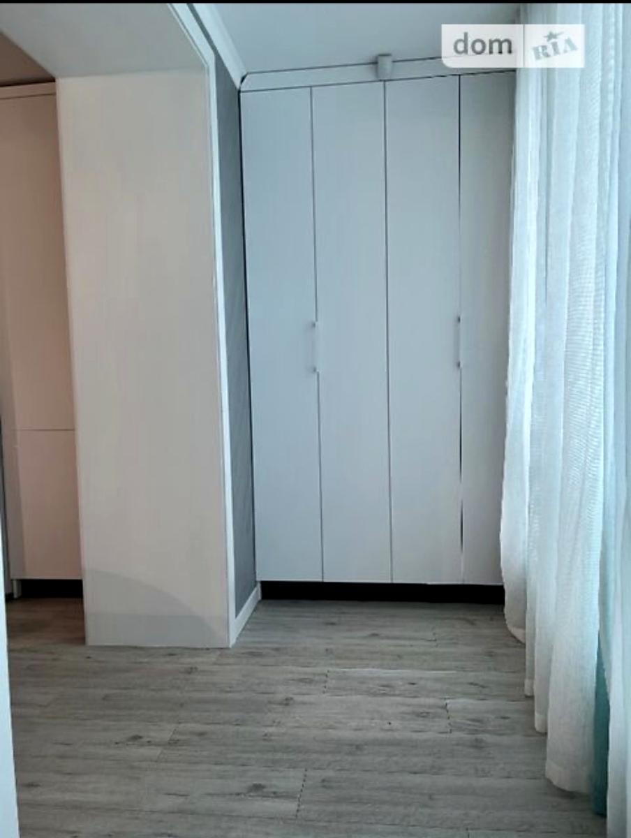 1870504371389884