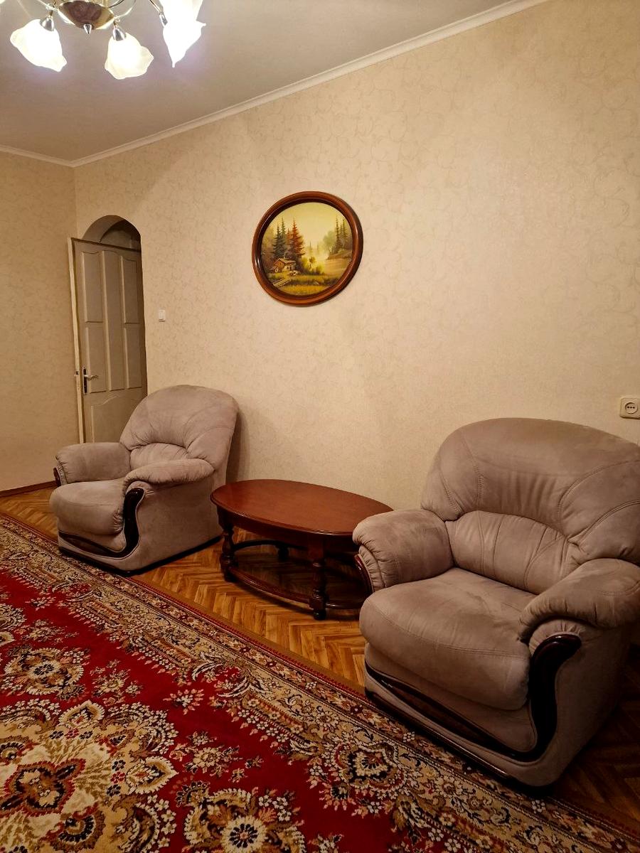 1870504758943318