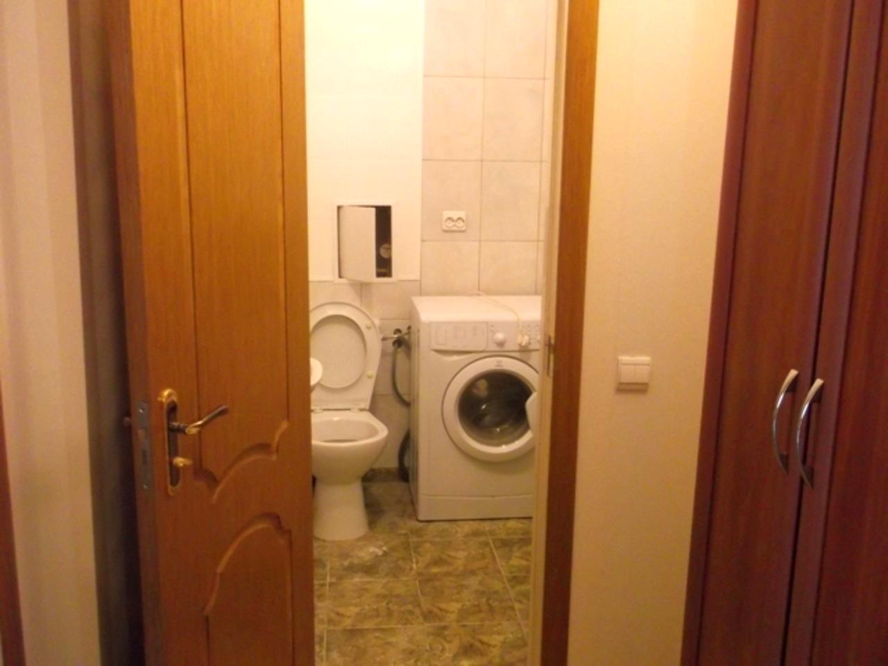 1870587900456834