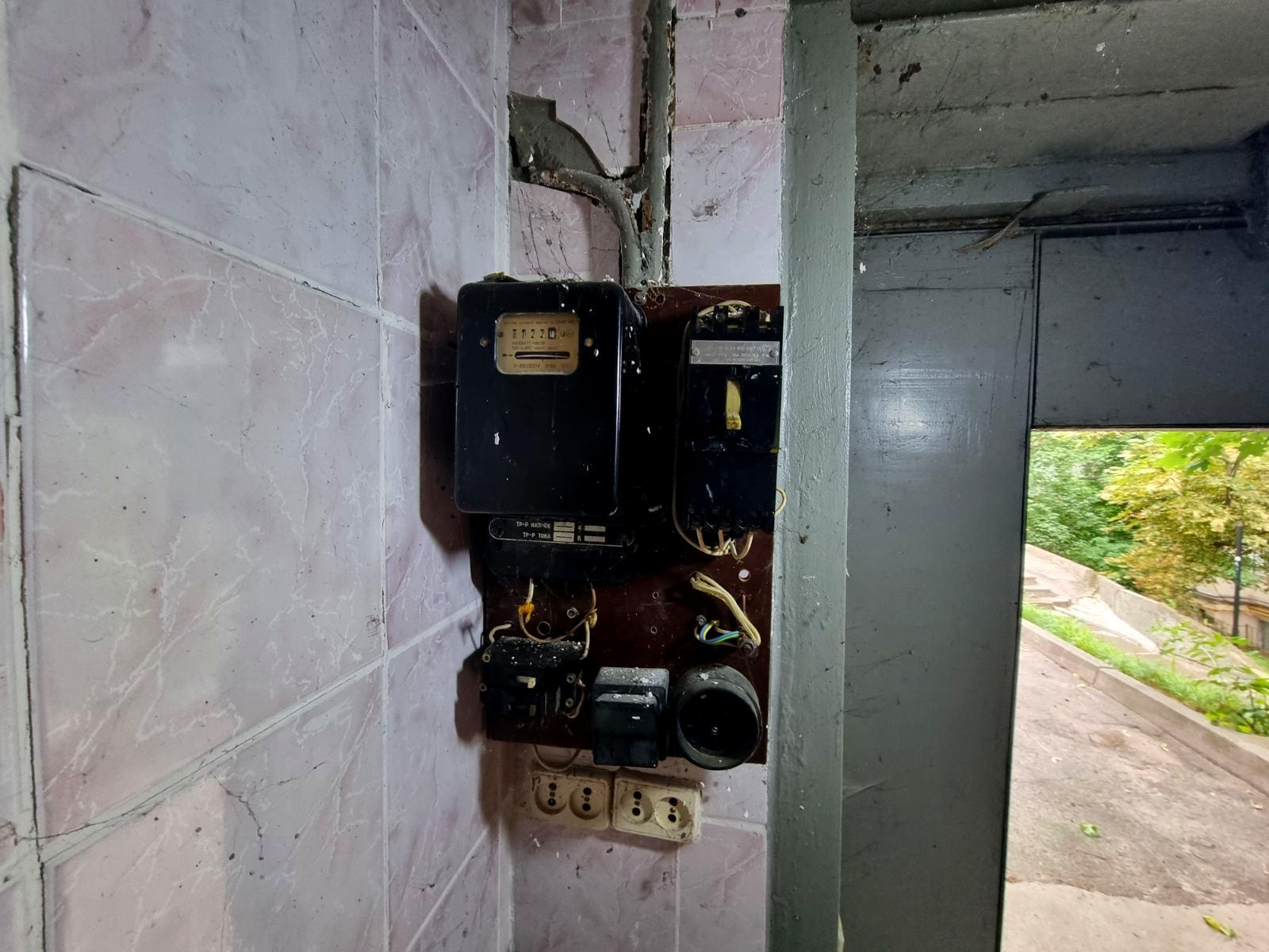 1870602418679375