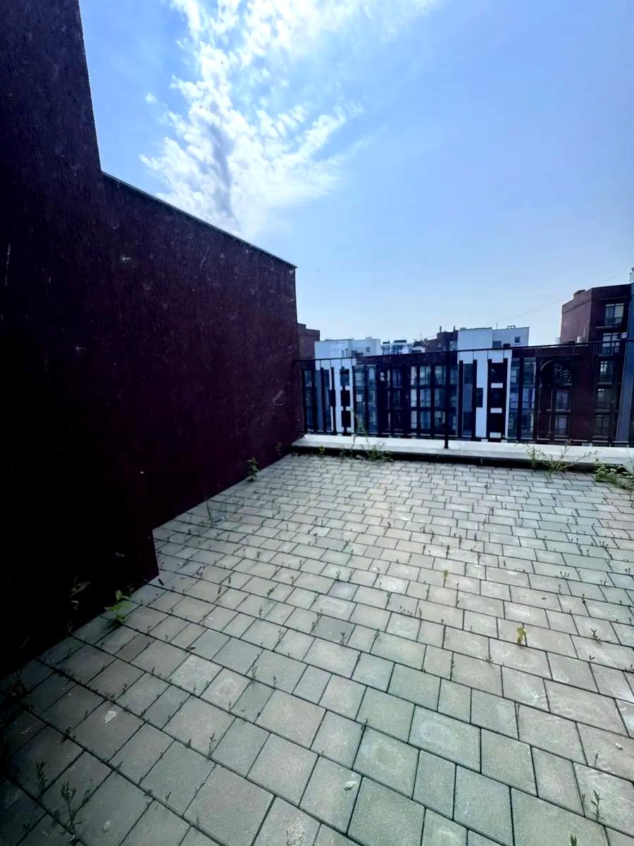 1870686324077659