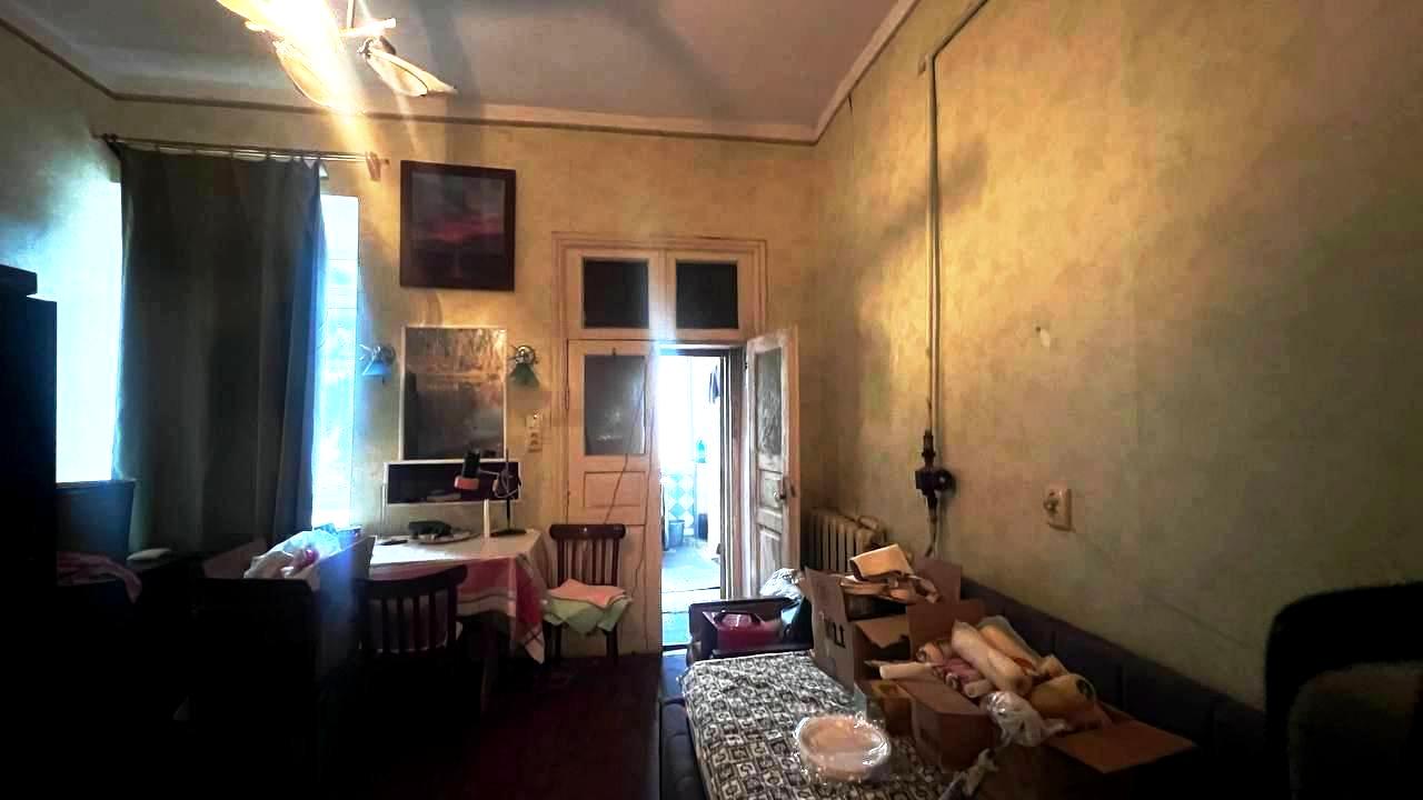 1870689250358358