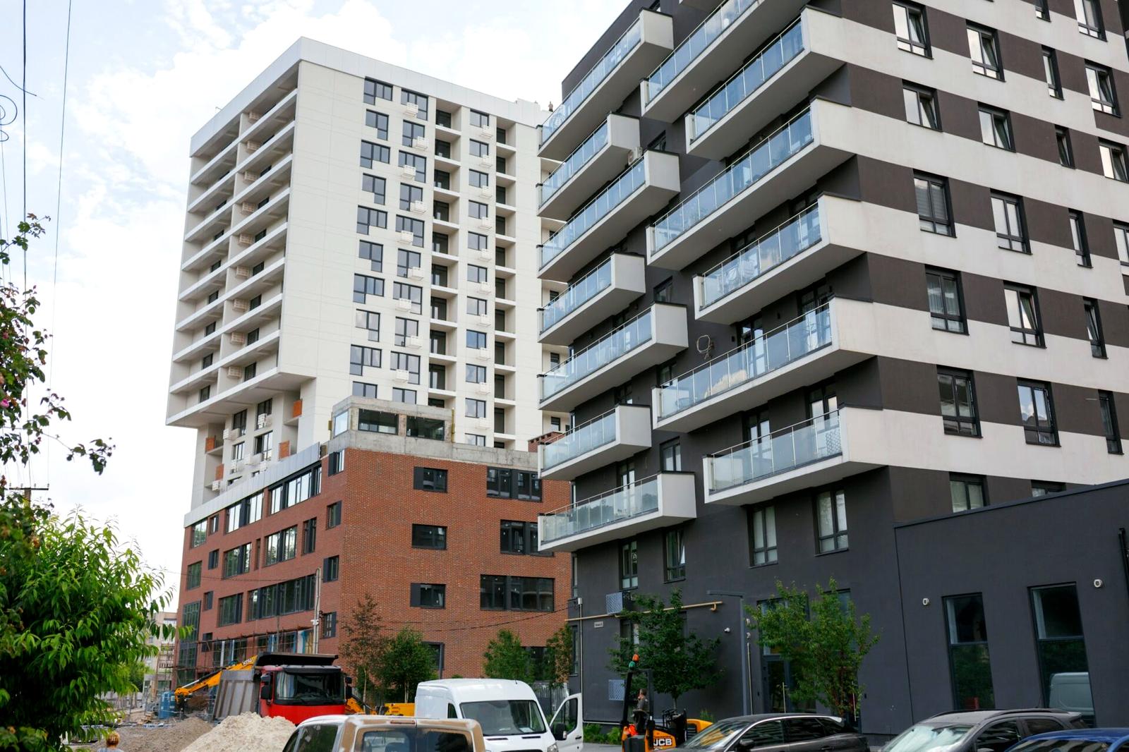 1870850998238115