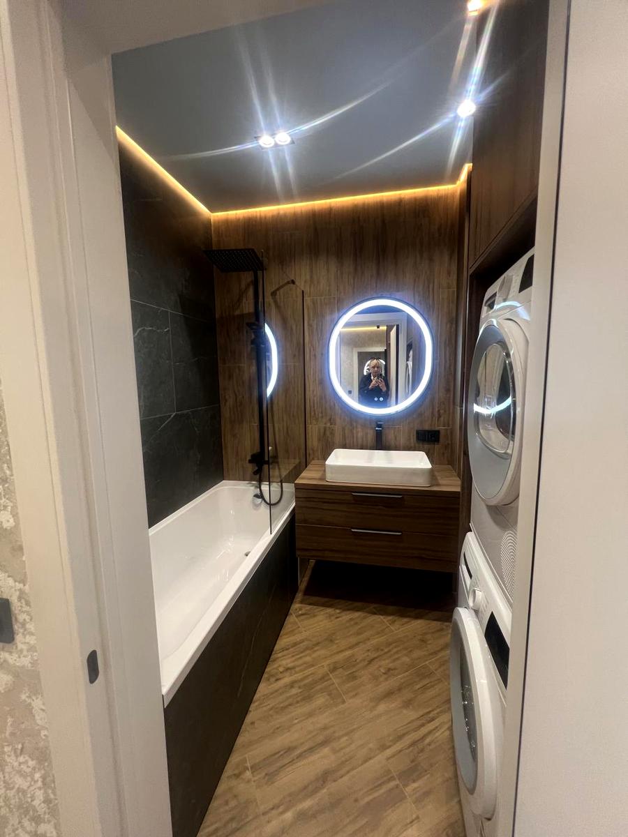 1870855798706739