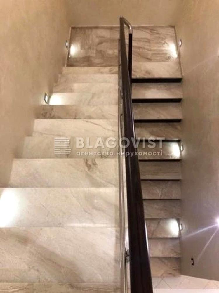 1870872759643877