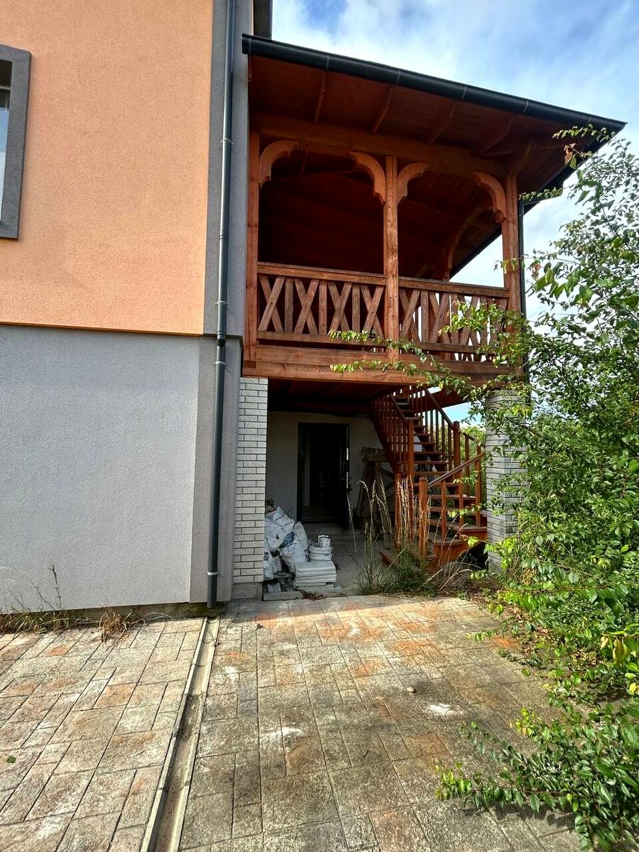 1870879537785600