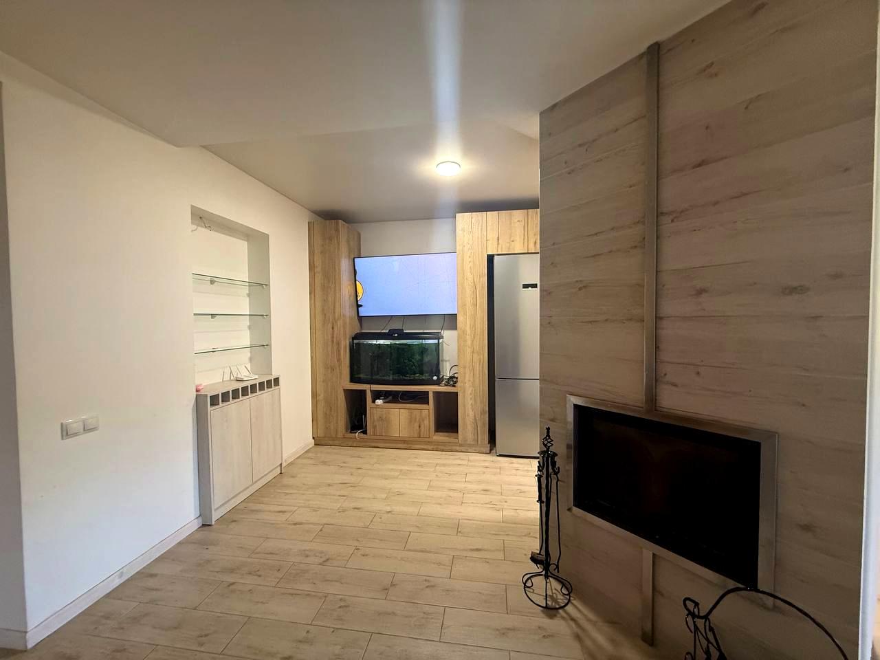 1871228489385693
