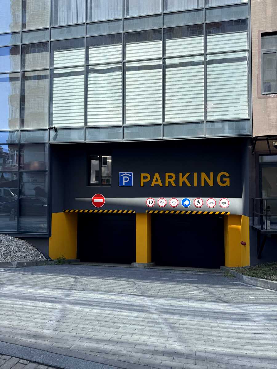 1871328427672925