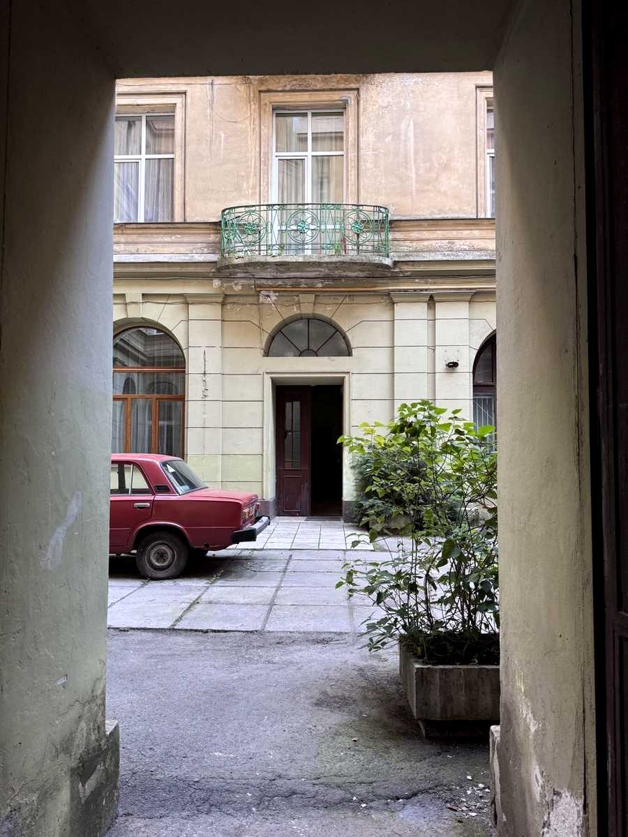 1871342937272500
