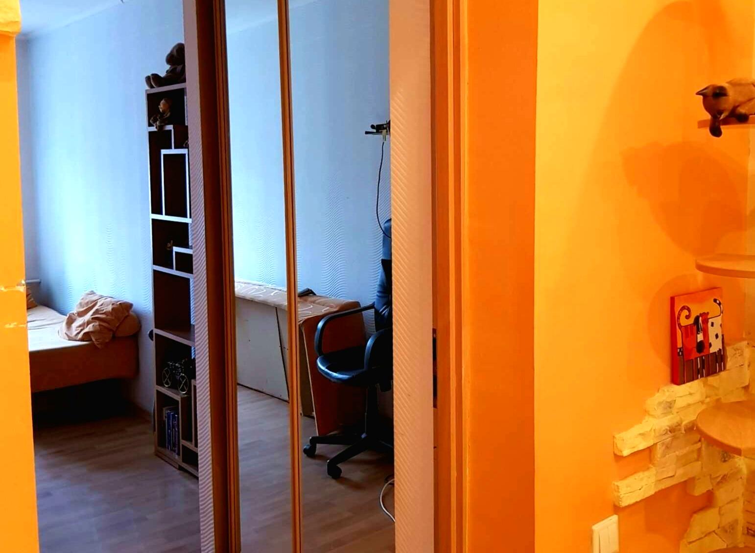 1871413712896352