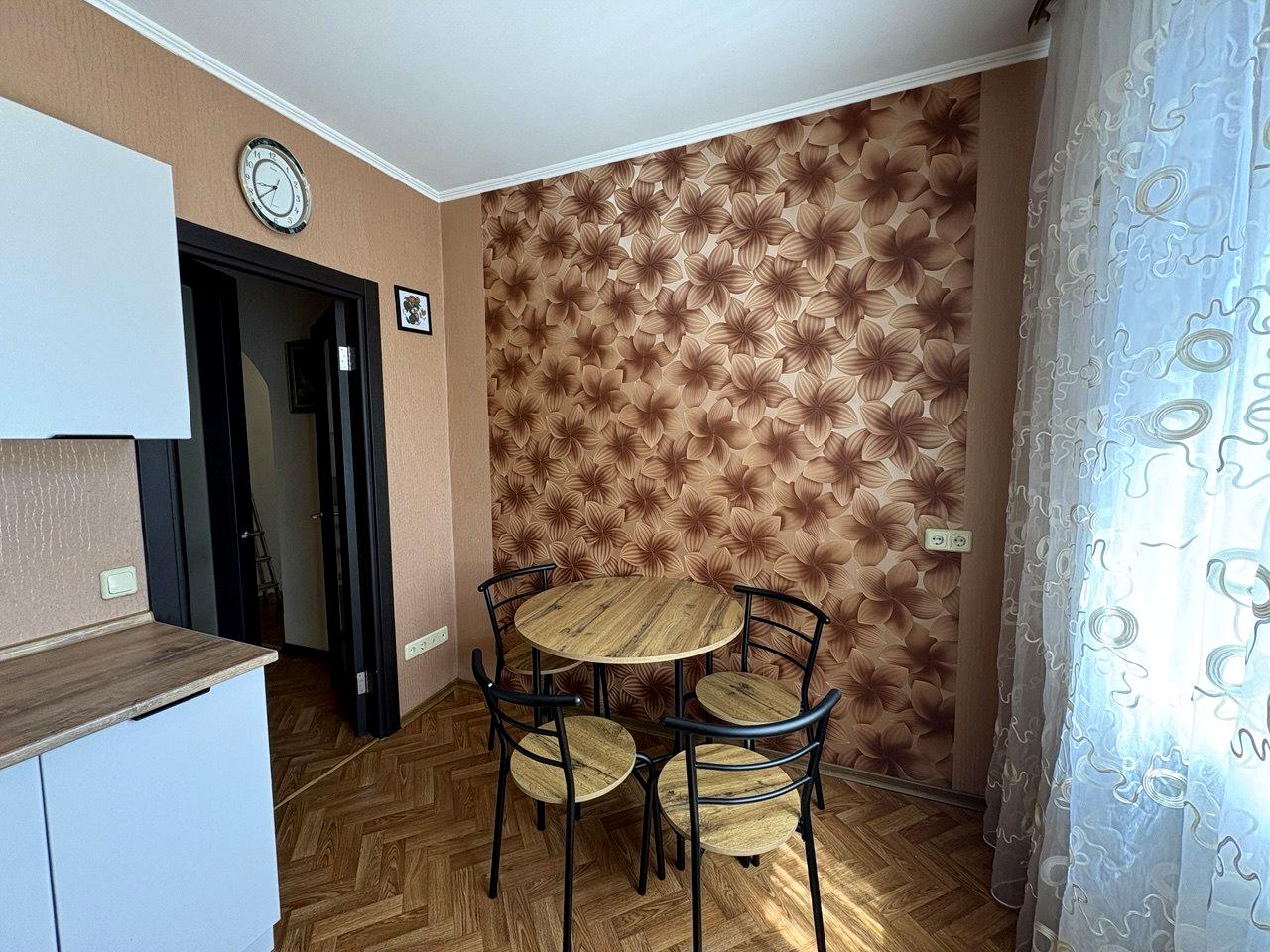 1871585680980404