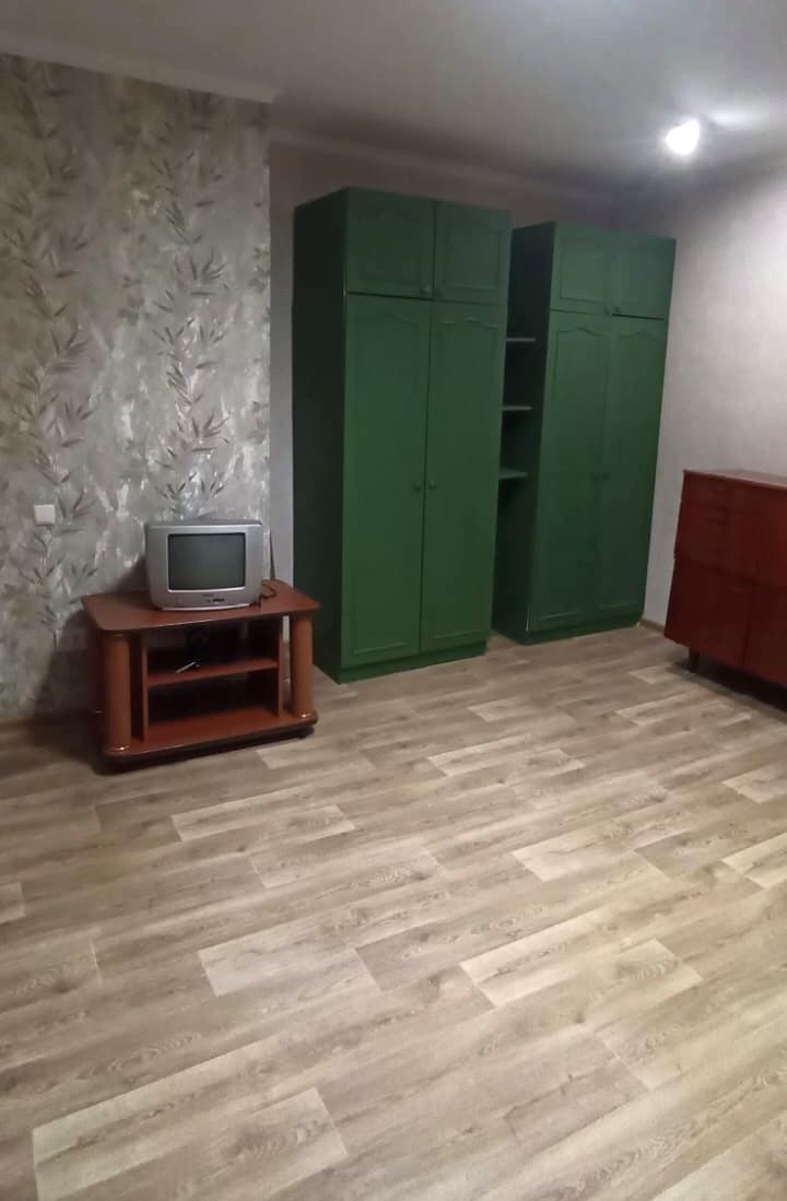 1871683696581357