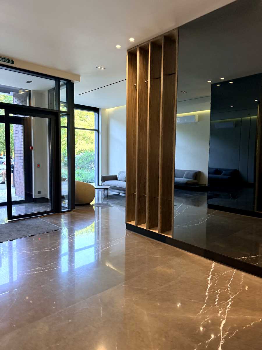 1871692376131152