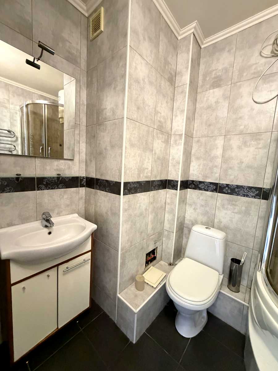 1871807951422001