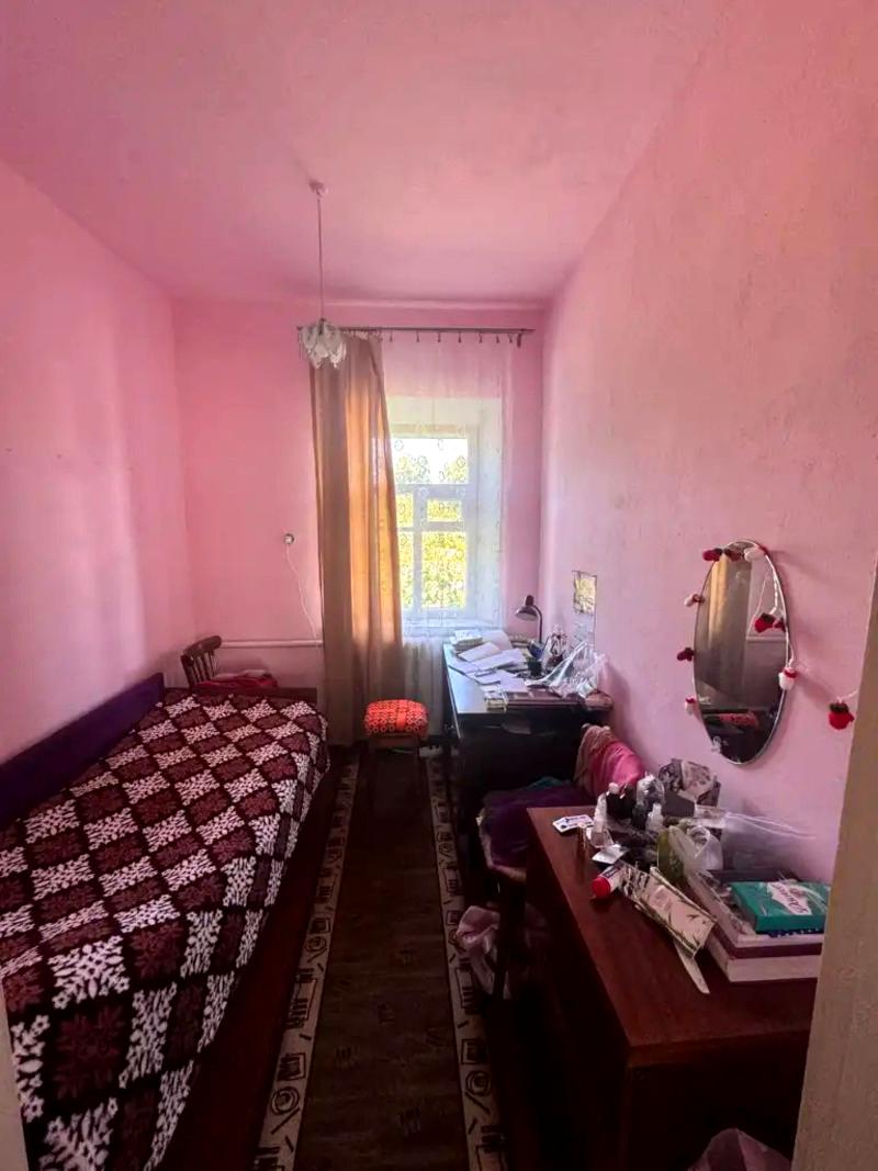 1871864645806303