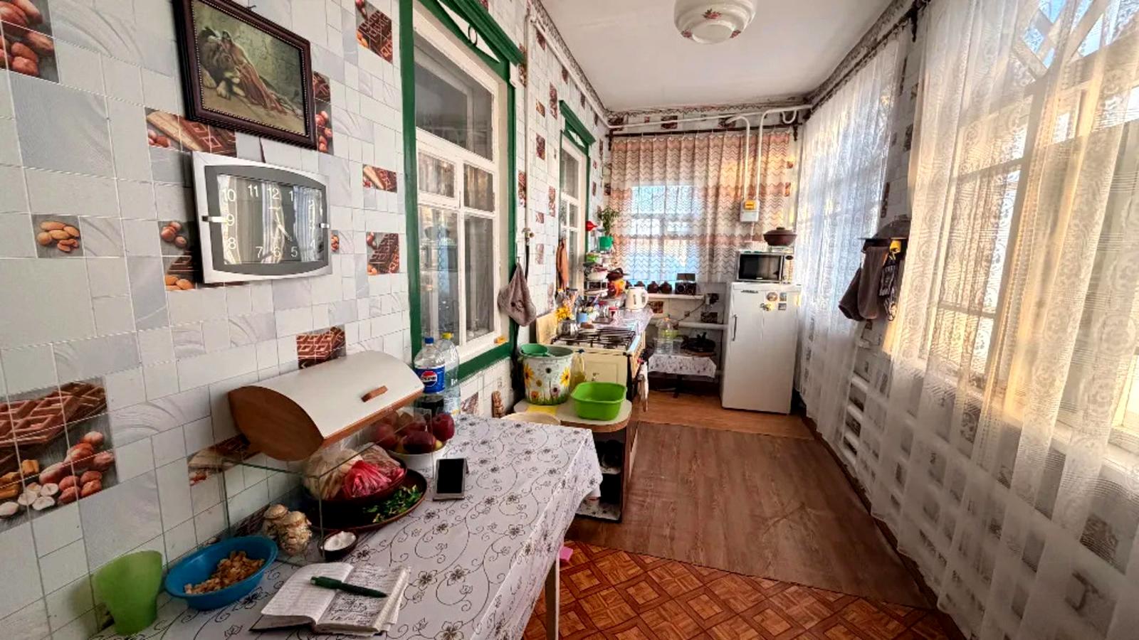 1871952658480469