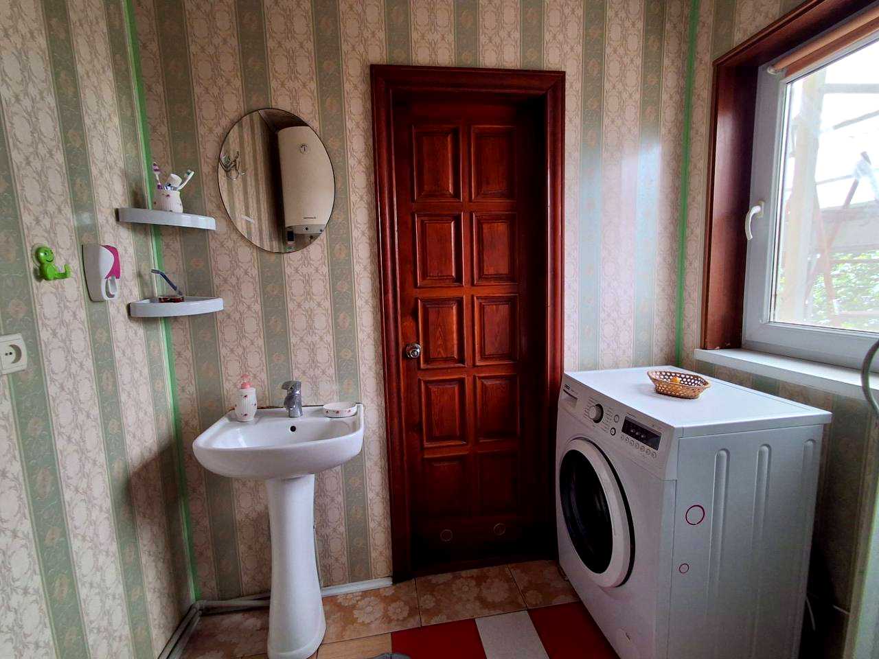 1872236748608569