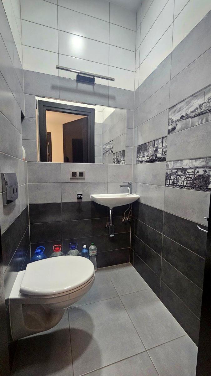 1872428631508096