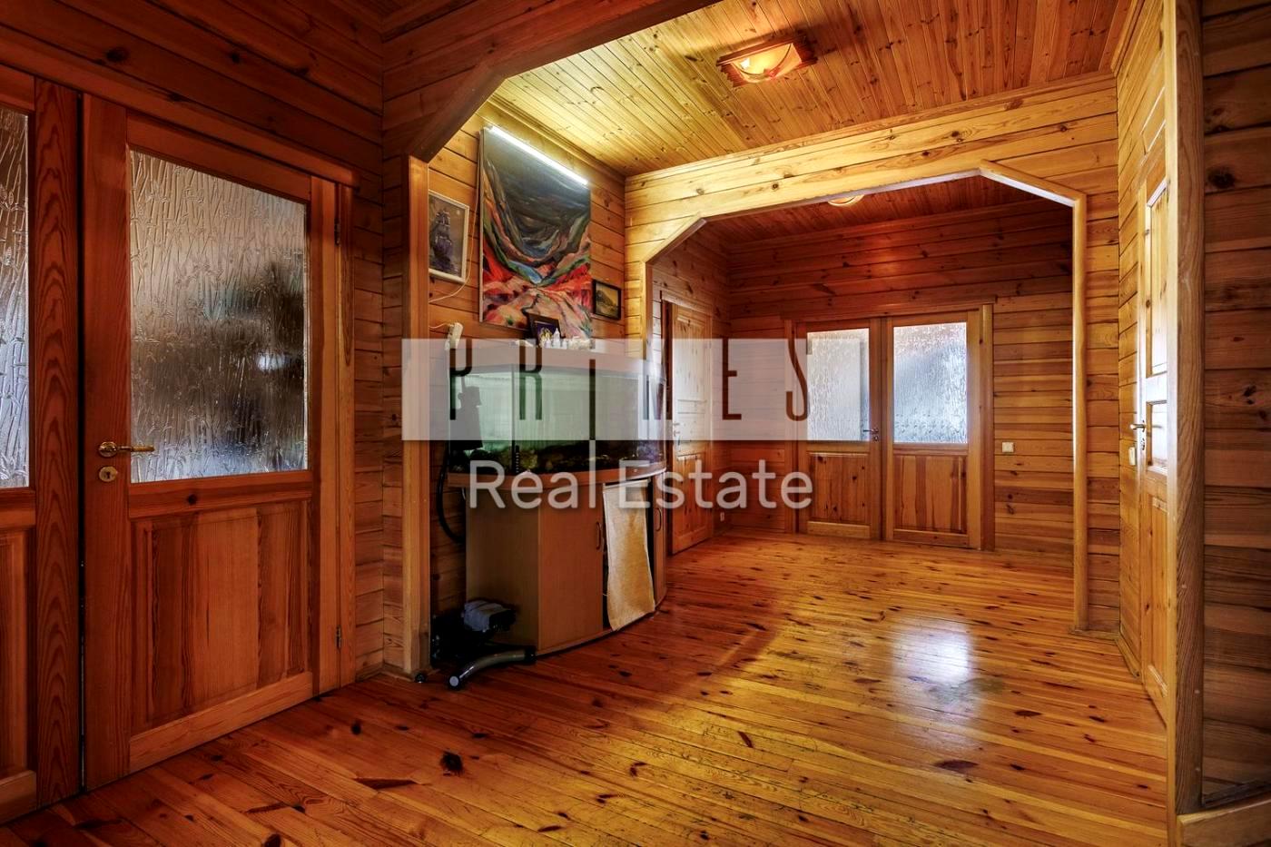 1872501772746344