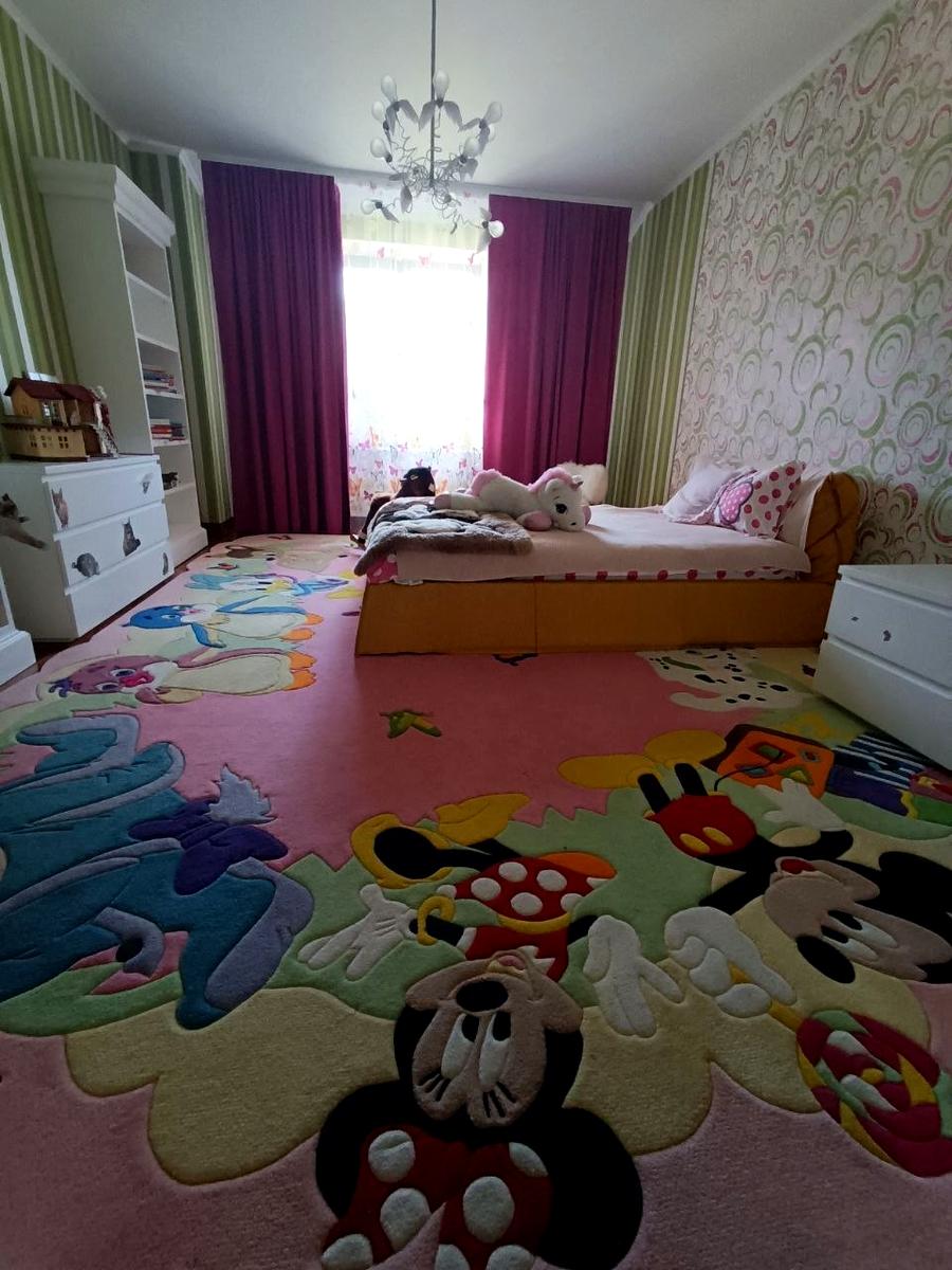 1872606776380753