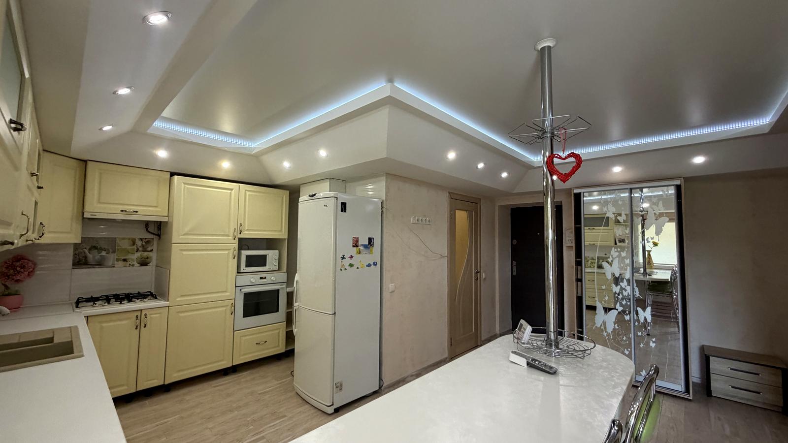 1872768683738131