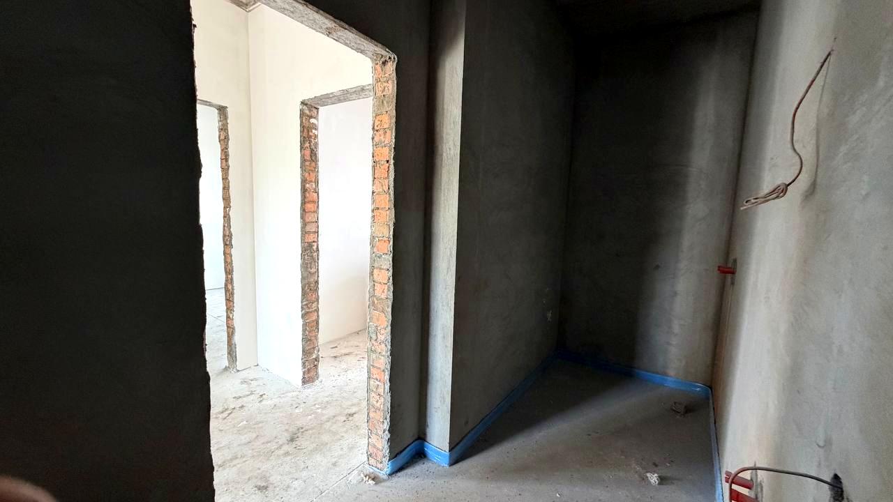 1872843186560377