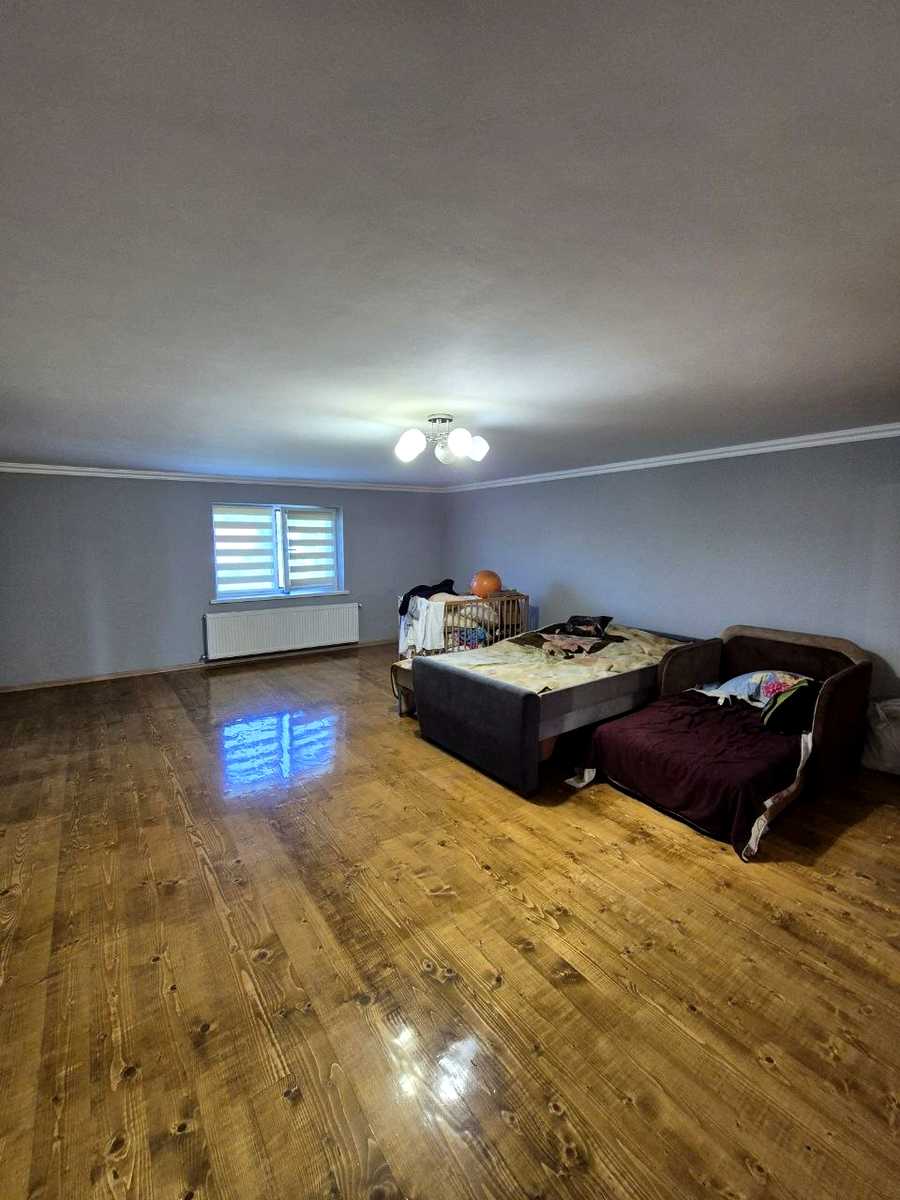 1872856049635975