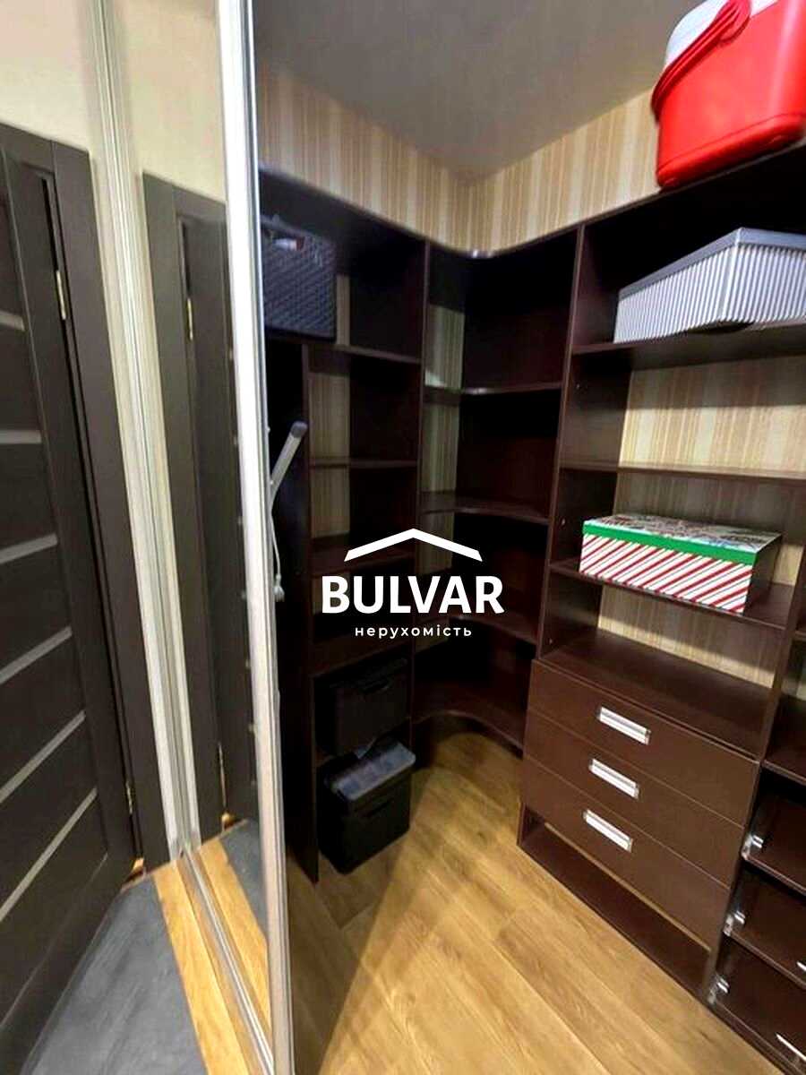 1872863707374306
