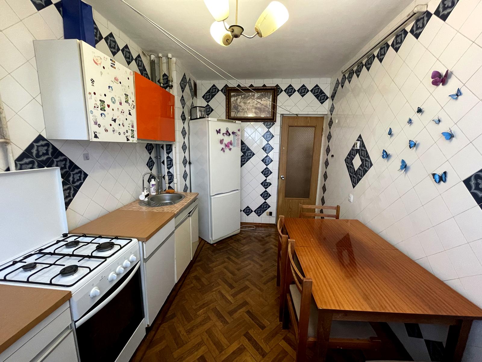 1872871903710531