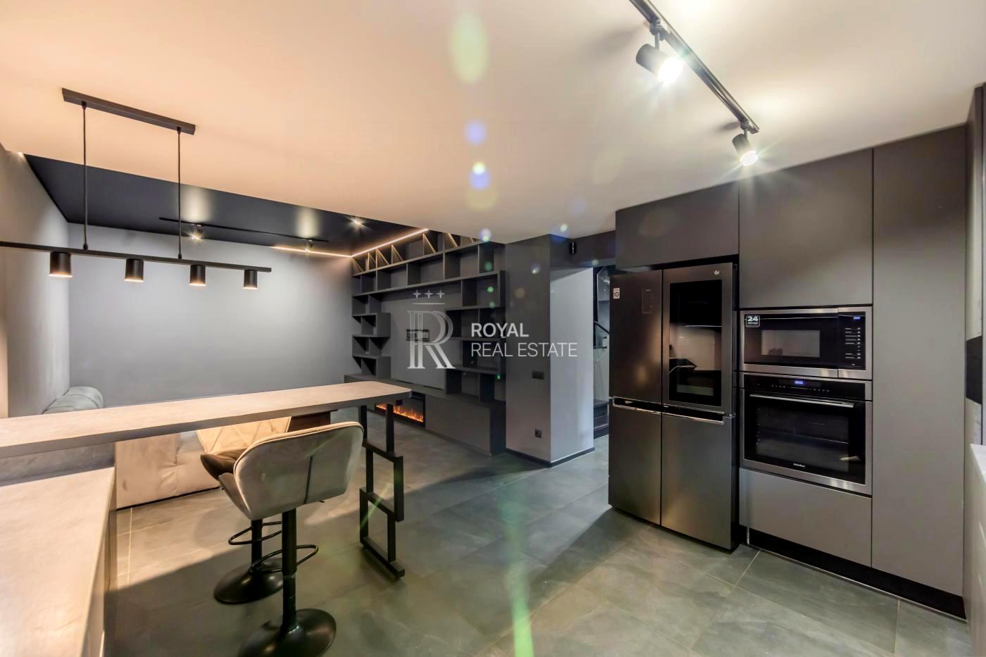 1872878631774936