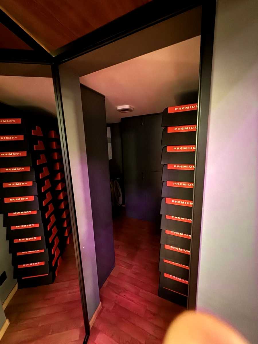 1873342325427200