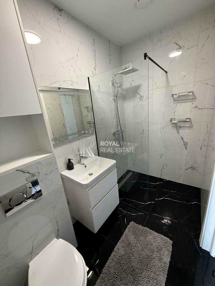 1873581351762403