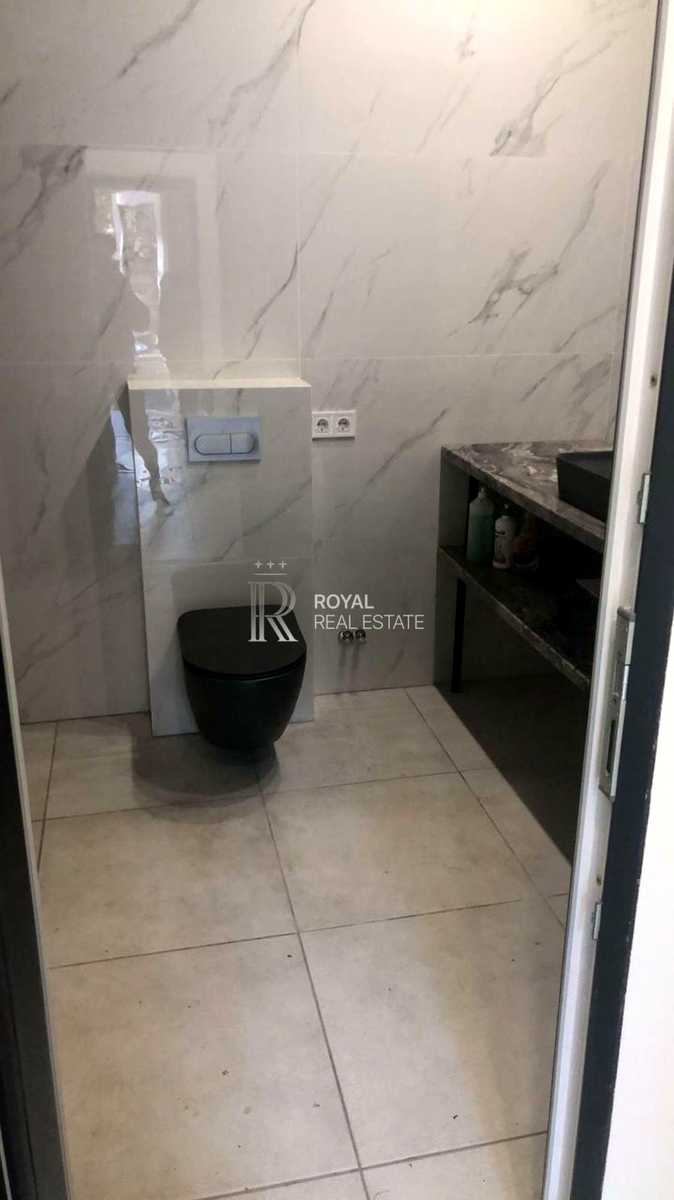 1873702848385044